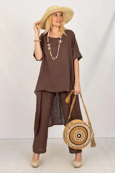 Compleu din in cu bluza tunica mai lunga in spate si pantaloni, maro