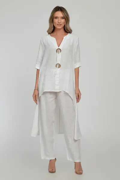Compleu din in, cu nasturi decorativi, cu pantaloni si bluza tunica mai lunga in spate, alb