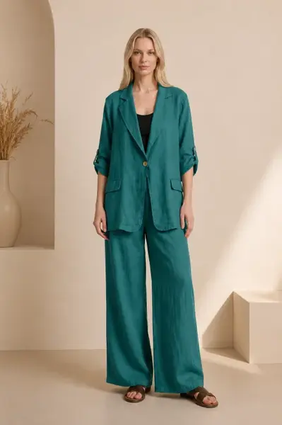 Compleu din in turcoaz inchis, sacou lejer si pantaloni largi, stil minimalist elegant