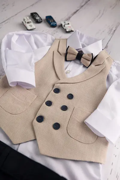 Costum elegant cu vesta bej pentru baieti - 1801