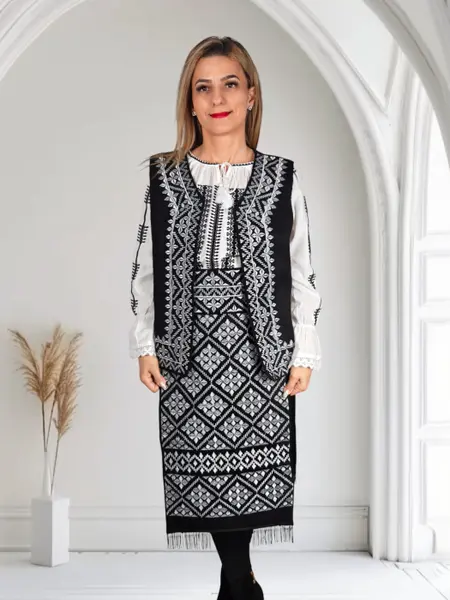 Costum Traditional Vesta, brau si 2 Fote brodate Alina 2