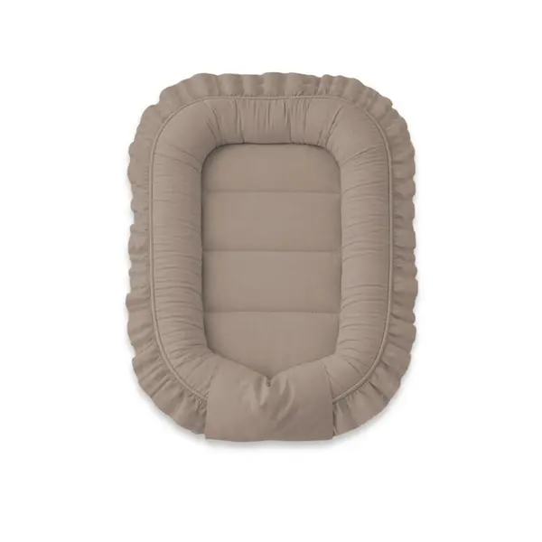Cosulet bebelus, MimiNu, Pentru dormit, Baby Nest 55 x 75 cm, Cu Volanase, Husa 100% bumbac, Din bumbac certificat Oeko Tex Standard 100, Colectia Royal, Mocha