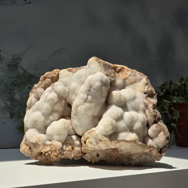 Cuarț botrioidal cu suprafață druzy – sculptură naturală în alb perlat -model 1