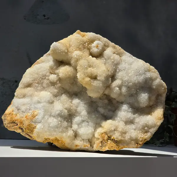 Cuarț botrioidal cu suprafață druzy – sculptură naturală în alb perlat -model 2