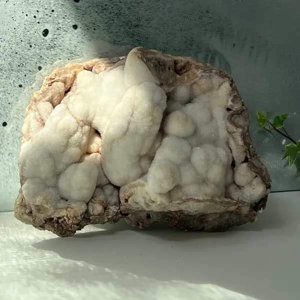 Cuarț botrioidal cu suprafață druzy – sculptură naturală în alb perlat -model 1