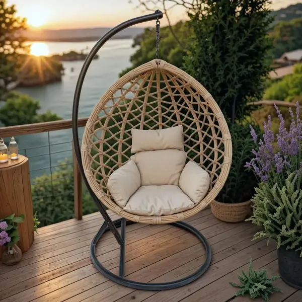 Cusca suspendata Lyere Pakoworld cu baza metalica maro si pe ratan bej, 120x108x195cm Cuib balansoar Lyre Pakoworld cu bază metalică maro și ratan pe bej, 120x108x195 cm.