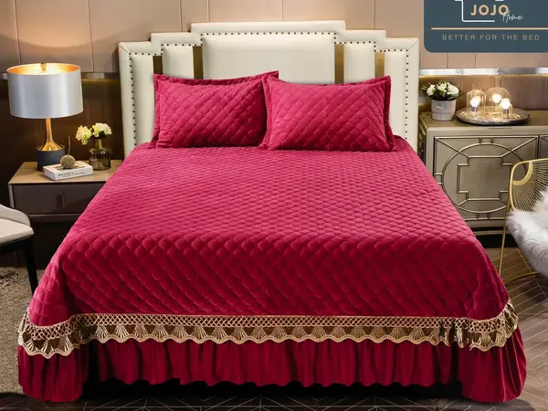 Cuvertura pat dublu, 3 piese, Catifea Matlasata cu Broderie Aurie, 250x270cm, Jojo Home, Rosu