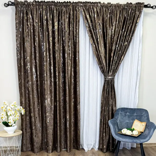 Draperie Catifea CRETA cu insertii aurii, Maro - V44, 140cm latime x 260cm inaltime, cu tiv lat pt bara