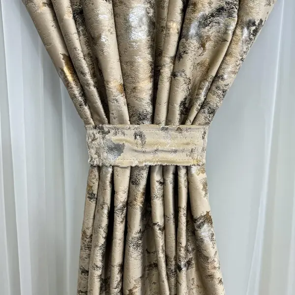 Draperie Catifea Nikko cu insertii aurii, Bej - V2, 140cm latime x 260cm inaltime, cu tiv lat pt bara
