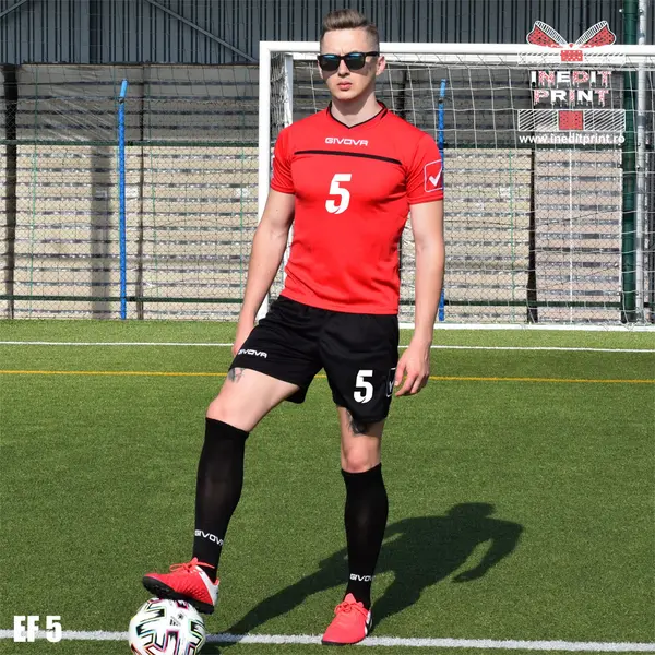 Echipament fotbal copii si adulti personalizat GIVOVA EF5 3XS, Tricou roșu, șort negru.