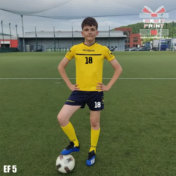 Echipament fotbal copii si adulti personalizat GIVOVA EF5 L, Tricou galben, șort negru.