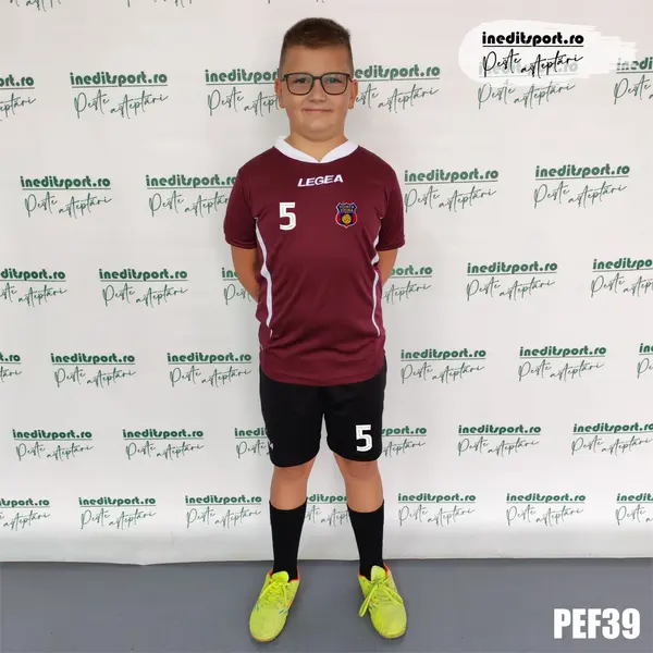 Echipament fotbal copii si adulti personalizat - PEF39 Tricou vișiniu și șort negru, XS