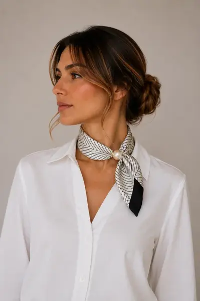 Esarfa colier satinata cu perla decorativa si inchidere magnetica, imprimeu geometric pe fond alb