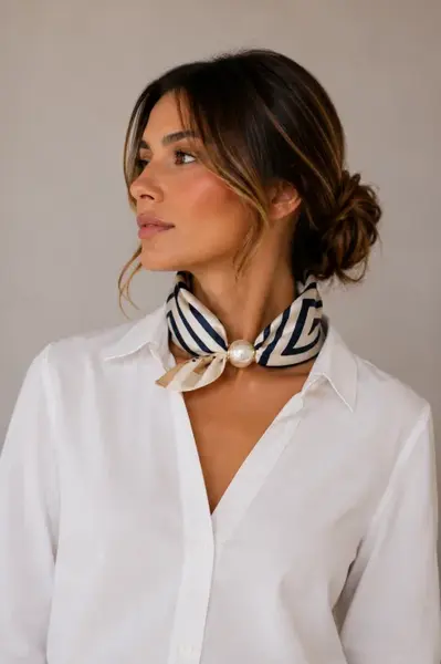 Esarfa colier satinata cu perla decorativa si inchidere magnetica, imprimeu geometric si buline pe fond alb