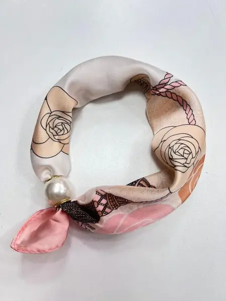 Esarfa colier satinata cu perla decorativa si inchidere magnetica, model floral roz pe fond alb