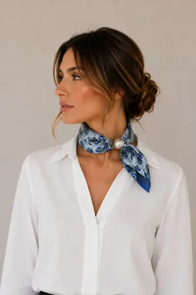 Esarfa colier satinata cu perla decorativa si inchidere magnetica, imprimeu floral alb cu albastru
