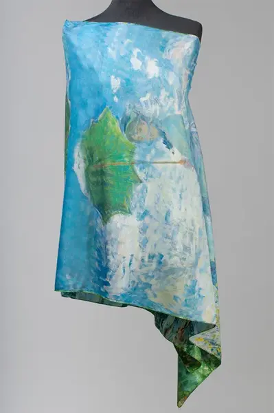 Esarfa cu doua fete, din matase, imprimata cu model inspirat dupa Claude Monet Femeia cu umberala de soare