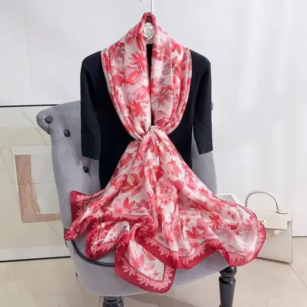 Esarfa dreptunghiulara tip pareo, cu flori stilizate roz, corai si bordo