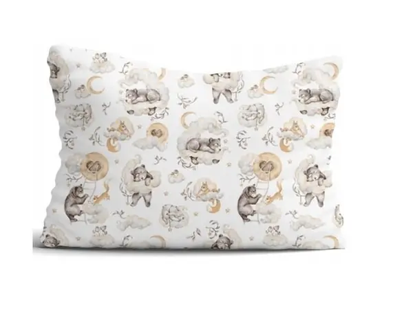 Fata de perna antialergica pentru copii BabyMam Beige Bears realizata din 100 bumbac respirabil, inchidere cu fermoar, dimensiune 40x60 cm