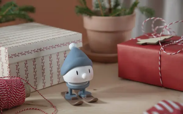 Figurina - Skiing Bumble - Sky | Hoptimist