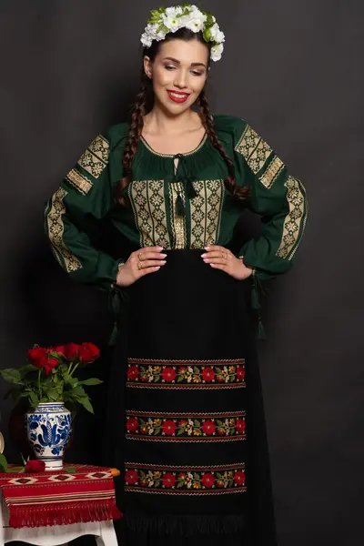 Fota traditionala Sabrina cu flori brodate
