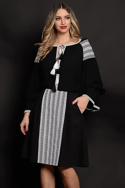 Fusta in clos din stofa cu broderie alba traditionala