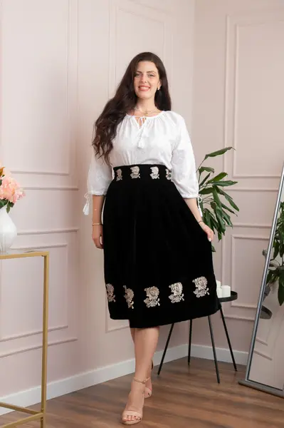Fusta neagra din catifea cu broderie florala ivoire Catinca