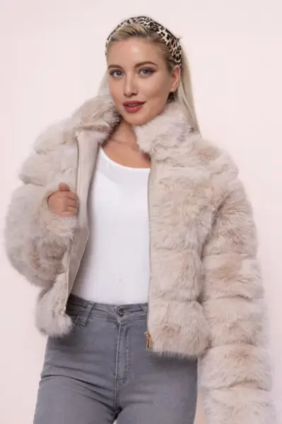 Geaca scurta din blana artificiala bej, pufoasa si eleganta