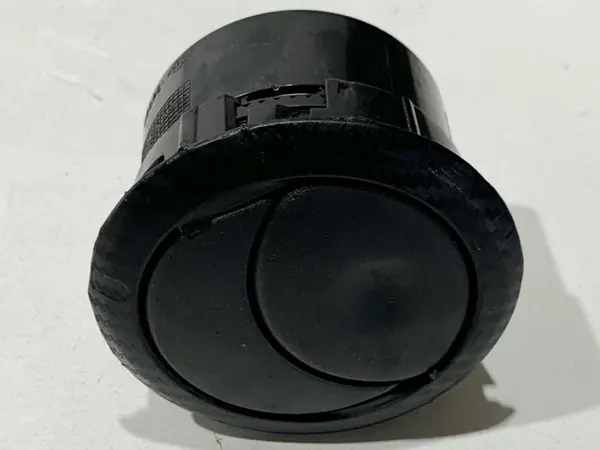 Grila ventilatie bord 687601987R Dacia Duster (2010-2013)