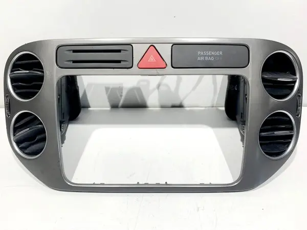 Grila ventilatie bord centrala 5M0819062 Volkswagen Golf 5 Plus (2004-2008)