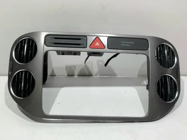 Grila ventilatie bord centrala 5M0858071K Volkswagen Golf 5 Plus (2004-2008)