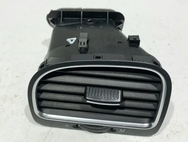 Grila ventilatie bord stanga 5K0819709D Volkswagen Golf 6 (2008-2013)