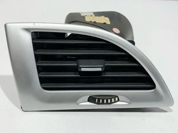 Grila ventilatie stanga fata Renault Megane 3 (2008-2012)