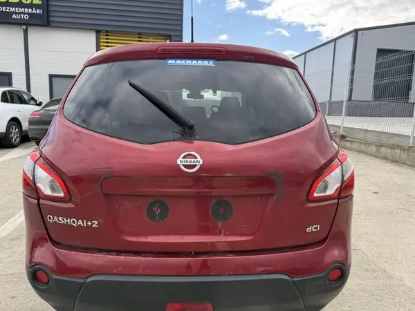 Haion cu luneta culoare rosie - naj Nissan Qashqai plus 2 facelift (2010-2014) [J10]