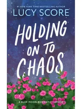 Holding on to Chaos. A Forced Proximity Small Town Romance (Blue Moon Book 5), Paperback/Lucy Score