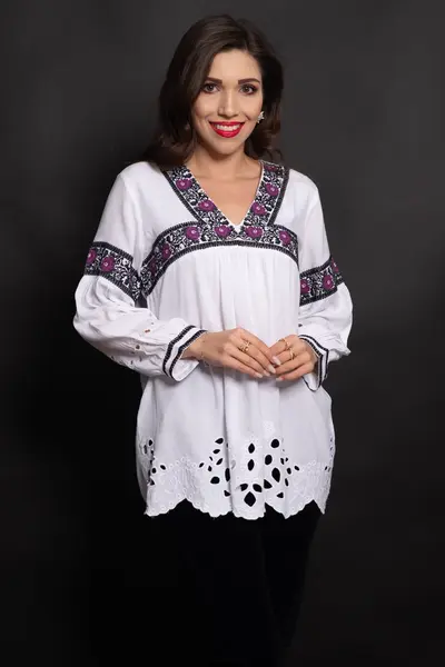 Ie alba din vascoza cu broderie perforata si trandafiri mov