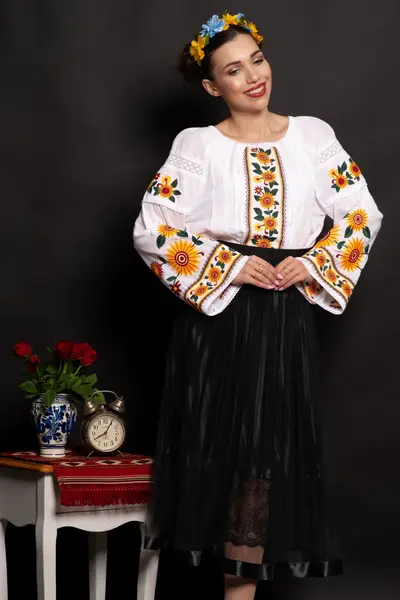 Ie dama brodata cu floarea soarelui si maneci evazate