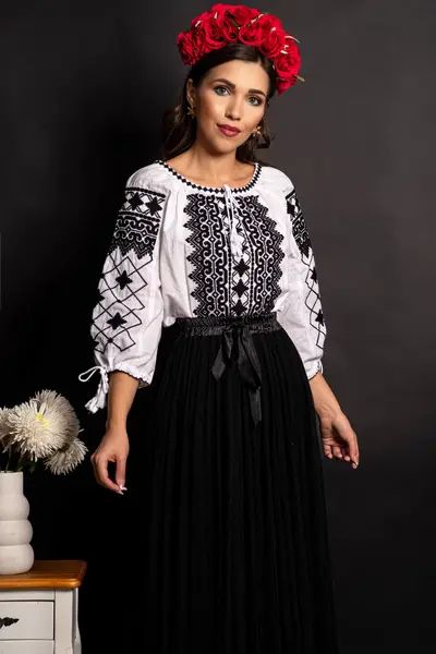 Ie dama din bumbac Constance cu broderie traditionala si simbolul stelei