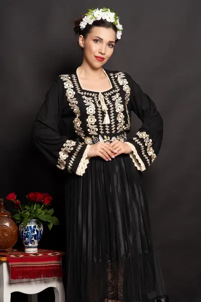 Ie dama neagra traditionala Marcela cu flori bej brodate