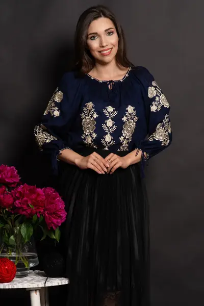 Ie dama traditionala bleumarin Lucretia cu flori bej brodate