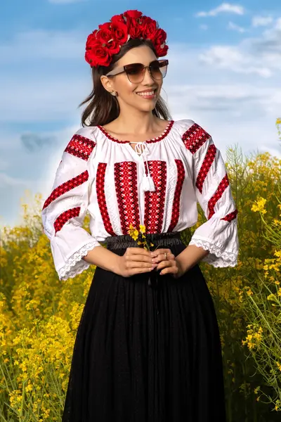 Ie dama traditionala Lizi munteneasca cu broderie rosie
