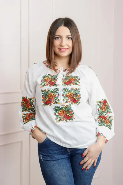 Ie traditionala alba cu motiv floral multicolor Suzana