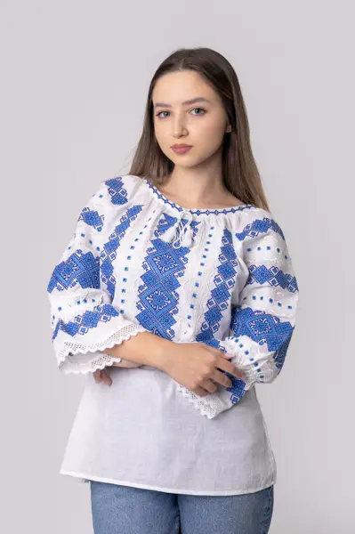 Ie traditionala alba cu motiv geometric albastru Ernestina 01