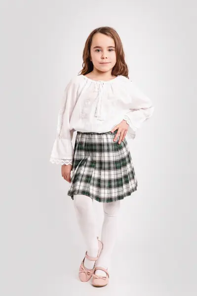 Ie traditionala alba pentru fetite cu motiv floral alb Elsa