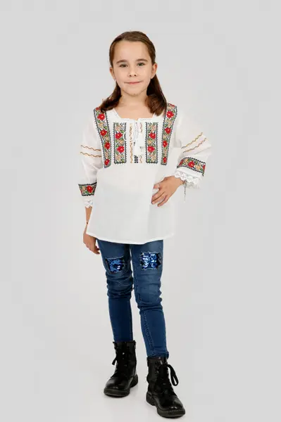 Ie traditionala alba pentru fetite cu motiv floral rosu Medeea
