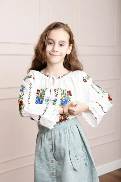Ie traditionala alba pentru fetite cu motiv floral tricolor Ines