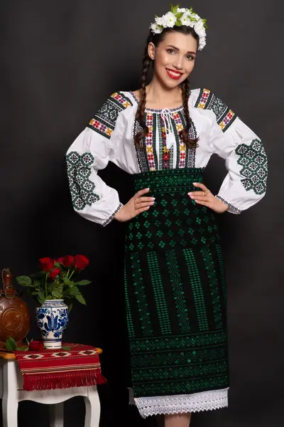 Ie traditionala alba Rebeca brodata cu simbolul stelei