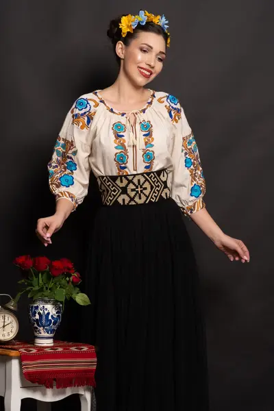 Ie traditionala bej Ozana cu flori albastre brodate