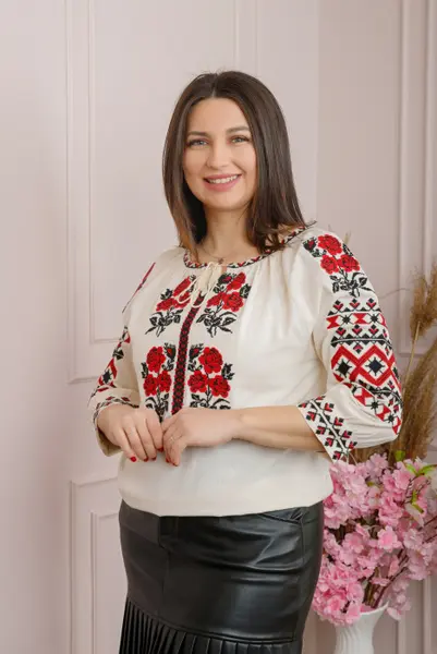 Ie traditionala crem cu motiv floral rosu Melania