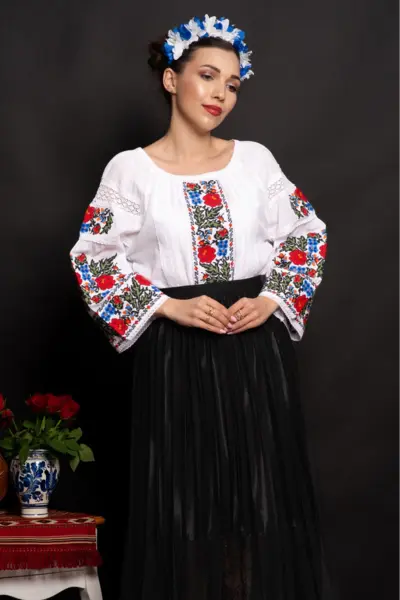 Ie traditionala dama cu broderie florala si benzi din dantela de bumbac